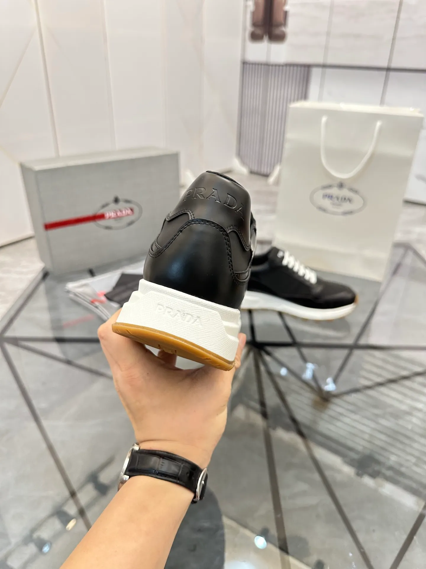 Men's shoes: 💰P580¥ High-end top quality Product trademark: Prada *"Prada*" low-top casual shoes Regular size: 38-45 (can be customized to 46) Product materials: imported first-layer cowhide stitching breathable mesh upper, water-dyed cowhide lining, cowhide foot pads, original ultra-light foam outsole. No.: 001